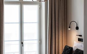 Hotel Rose Red
